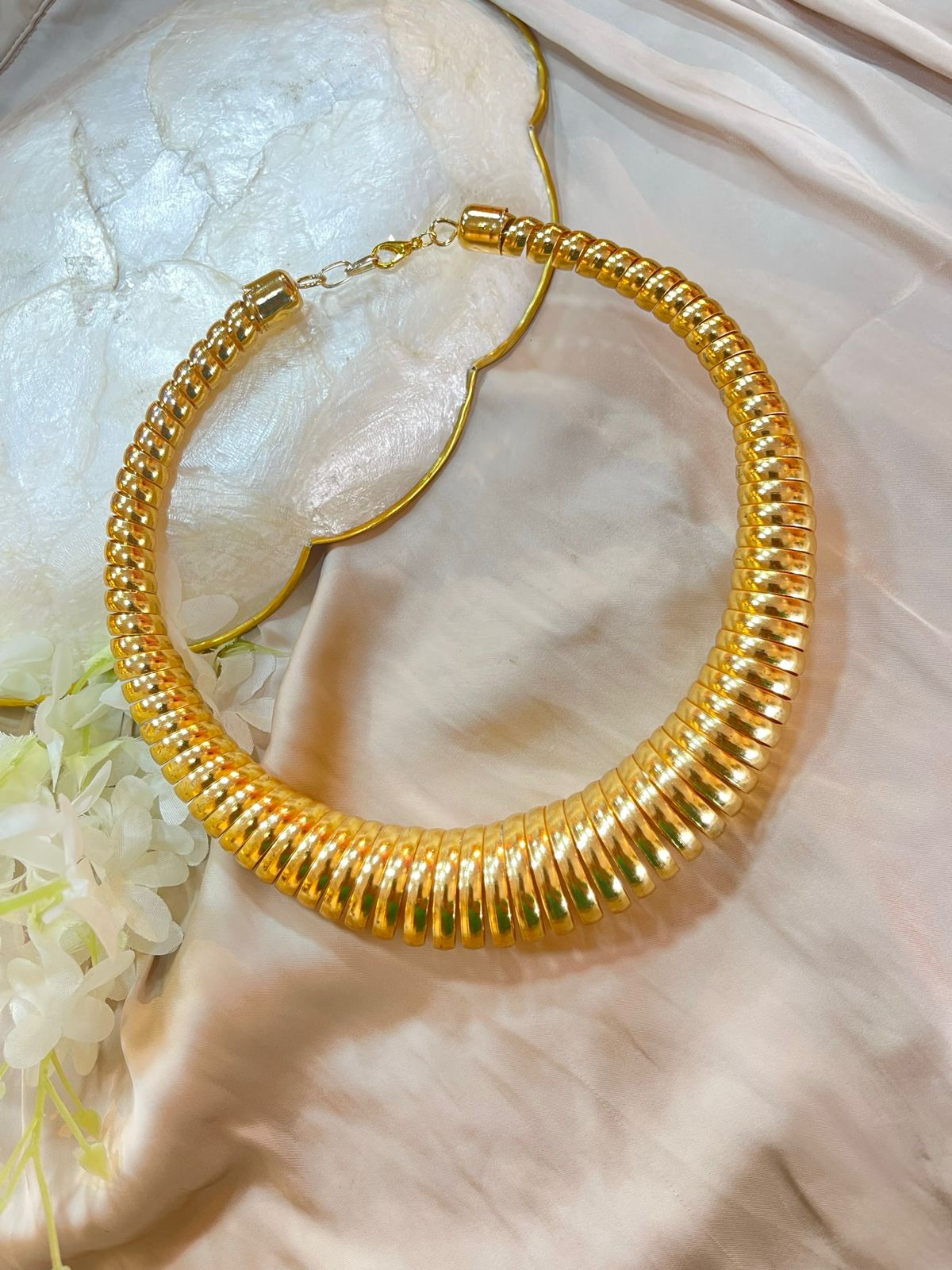 The Bond Neckpiece