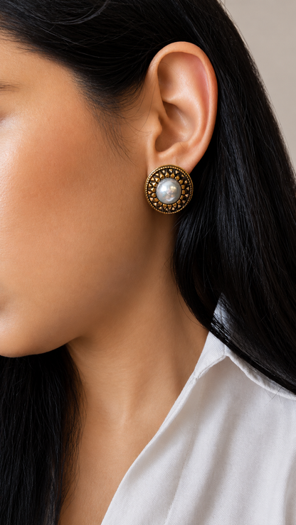 Solo Pearl Studs